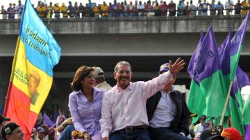 Los candidatos presidenciales Danilo Medina (izquierda) e Hipólito Mejía concluyeron sus respectivas y multitudinarias campañas electorales previo a las elecciones en República Dominicana a cumplirse mañana.