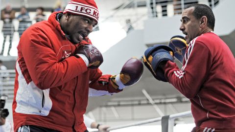 El peso completo cubano Odlanier Solís (izq.) entrena junto a Pedro Luis Díaz.