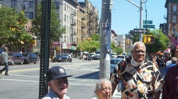 Grupo de dominicanos hablan de política en una esquina de Washington Heights, entre ellos Juan Batista, Narciso Núñez, Esteban Peña y Rafael Veras.