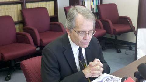 El analista legislativo Mac Taylor dio a conocer el resultado de la revisión de la propuesta del gobernador Jerry Brown.