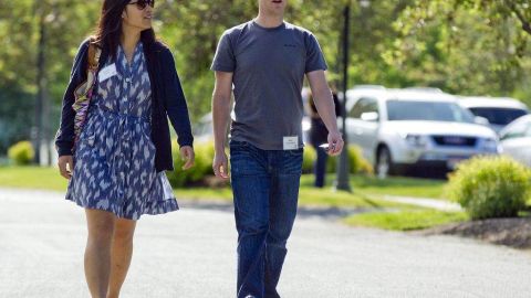 Foto de archivo donde se ve a Mark Zuckerberg con su novia Priscilla Chan.