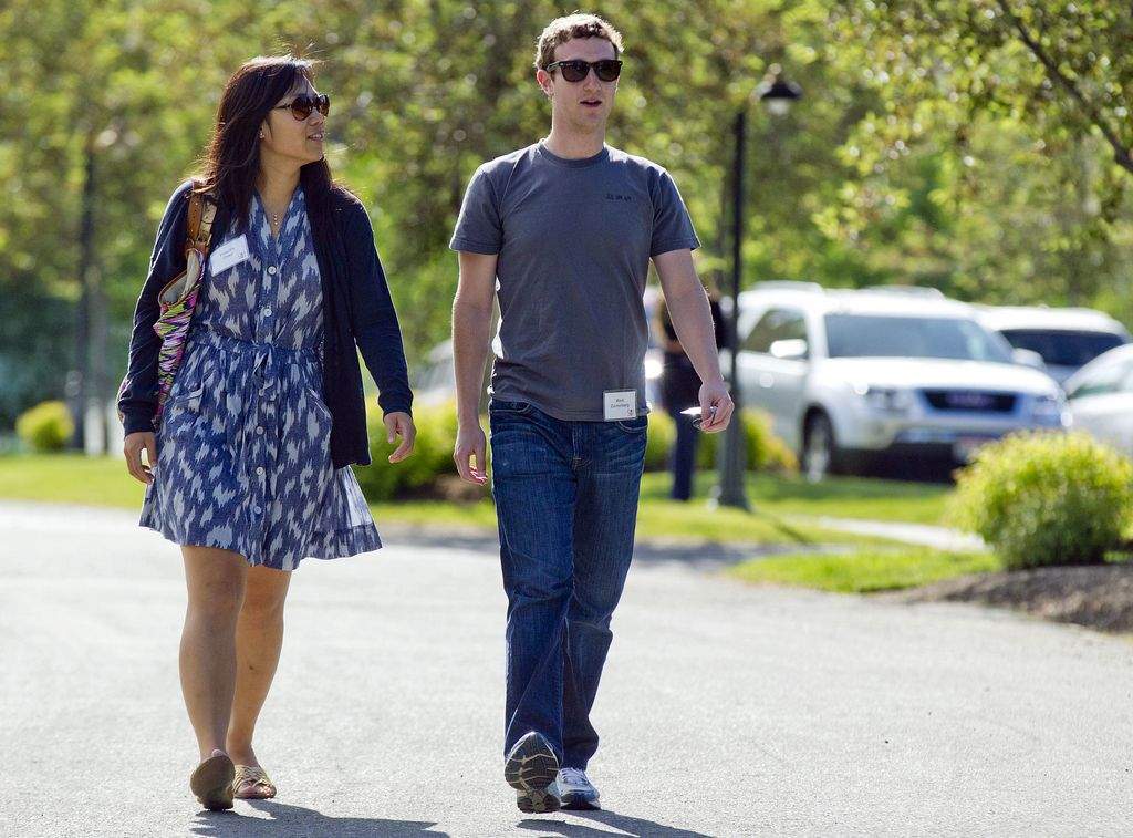 Foto de archivo donde se ve a Mark Zuckerberg con su novia Priscilla Chan.