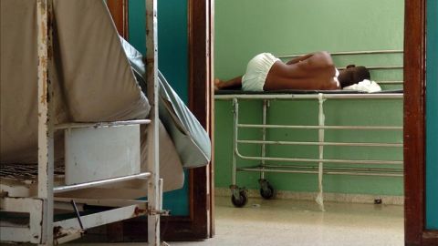 Armando Rodríguez, de 34 años, fue arrestado el martes a petición de la Fiscalía y del Departamento de Salud del condado de San Joaquín, al este de San Francisco, y está acusado de dos delitos menores.