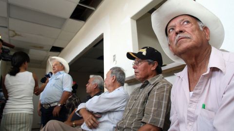 Varios trabajadores inmigrantes continúan esperando soluciones y recompensas por parte del Gobierno.
