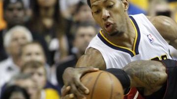 El jugador Danny Granger (i) de los Pacers de Indiana disputa el balón con LeBron James de los Heat de Miami.