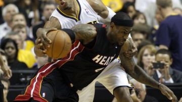 El jugador Danny Granger (i) de los Pacers de Indiana disputa el balón con LeBron James de los Heat de Miami.
