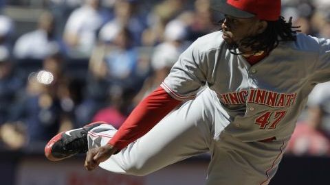 Johnny Cueto lanzó de manera dominante hasta el octavo inning.