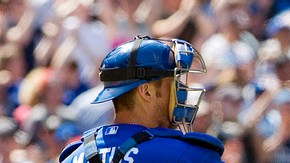 Brandon Morrow (d), abridor de los Azulejos, celebra con su receptor, Jeff Mathis, la victoria sobre los Mets ayer en Toronto en el segundo juego de la serie.