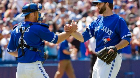 Brandon Morrow (d), abridor de los Azulejos, celebra con su receptor, Jeff Mathis, la victoria sobre los Mets ayer en Toronto en el segundo juego de la serie.