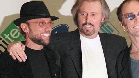 Maurice (i), Barry (c)  y Robin Gibb, del grupo británico de los Bee Gees, en el festival de música de San Remo,el 20 de febrero de 1997.