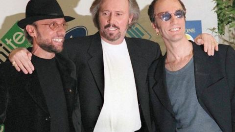 Maurice (i), Barry (c) y Robin Gibb, del grupo británico de los Bee Gees, en el festival de música de San Remo,el 20 de febrero de 1997.