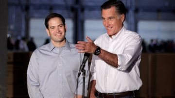 El senador republicano Marco Rubio, al lado del candidato presidencial Mitt Romney, cuando durante la campaña de este último hablaban con la prensa, en Ashton, Pennsylvania.