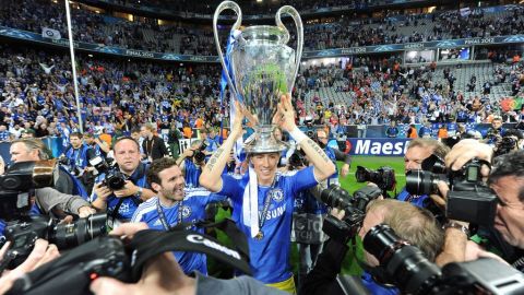 El jugador del Chelsea Fernando Torres (c) posa con el trofeo después de que su equipo derrotara al Bayern la Liga de Campeones UEFA.