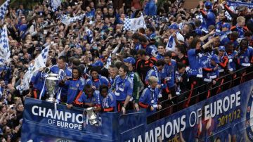 Miles de aficionados se volcaron a las calles de la capital inglesa para acompañar al Chelsea, que se coronaron el sábado como los nuevos campeones de Europa.