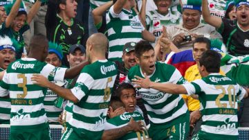 Los jugadores del Santos Laguna celebran el primer gol en la victoria de anoche 2-1 sobre Rayados de Monterrey que les dio el título del Clausura mexicano.