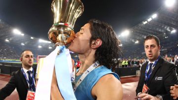 El atacante uruguayo Edinson Cavani besa el trofeo que ayudó a conquistar al Nápoles con sus goles durante toda la campaña.
