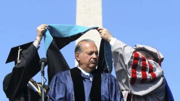 Carlos Slim (c), recibe el grado "honoris causa" de la  George Washington.