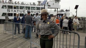 Paula Avilés trabaja en Ellis Island desde 1999 hasta convertirse en guardabosque en la Estatua de la Libertad.
