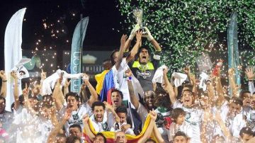 Oswaldo Sánchez levanta por todo lo alto el trofeo de campeón del Clausura 2012 e inicia el festejo en el Estadio Corona.