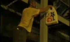 La persona que llamó a las autoridades indicó que había un paquete sospechoso colgando de un árbol. Cuando los oficiales llegaron al lugar encontraron a Miyakawa sobre una escalera cargando una de las  bolsas plásticas con el popular logo y una batería.