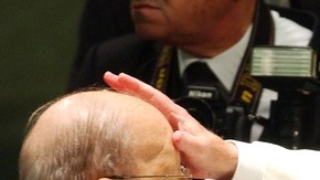 El fundador de los Legionarios De Cristo Marcial Maciel recibe la bendición del Papa Juan Pablo II durante una audiencia especial en 2004.