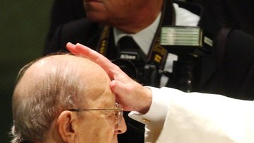 El fundador de los Legionarios De Cristo Marcial Maciel recibe la bendición del Papa Juan Pablo II durante una audiencia especial en 2004.