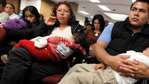 Miles de indocumentados aún esperan porque las nuevas medidas anunciadas recientemente por el Servicio de Control de Inmigración y Aduanas (ICE) sobre los casos de deportación marquen alguna diferencia en sus casos.