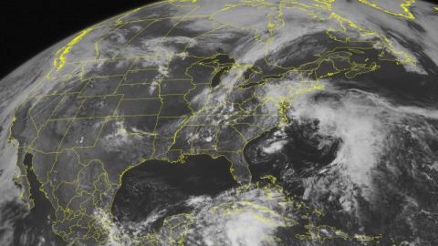 Los meteorólogos prevén que Alberto permanezca frente al litoral de Carolina del Sur y del Norte.