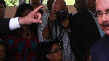 Danilo Medina, candidato presidencial del oficialista Partido de la Liberación Dominicana (PRLD), deposita su voto en la urna durante las elecciones presidenciales  en Santo Domingo.