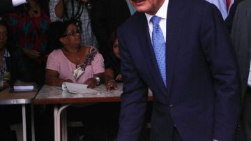 El candidato oficialista Danilo Medina cuando ejercía el sufragio.