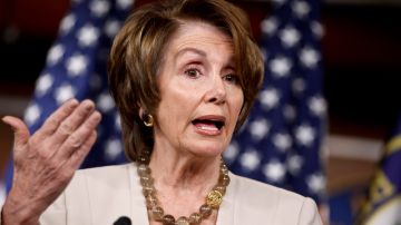 La líder de la minoría demócrata en la Cámara de Representantes, Nancy Pelosi, cuestionó a los republicanos por tema del déficit fiscal del país.