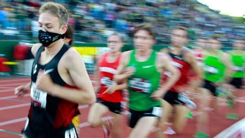 La atleta Galen Rupp a la cabeza de una carrera, pero con una máscara debido a sus alergias.