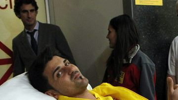 David Villa saluda al momento de ingresar ayer en la Clinica Quiron de Barcelona.