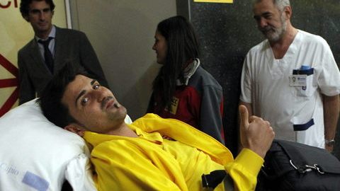 David Villa saluda al momento de ingresar ayer en la Clinica Quiron de Barcelona.