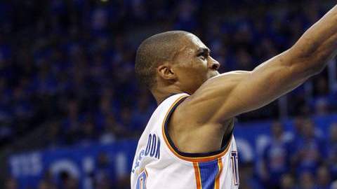 Kobe Bryant no puede evitar que Westbrook enceste.