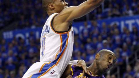Kobe Bryant no puede evitar que Westbrook enceste.