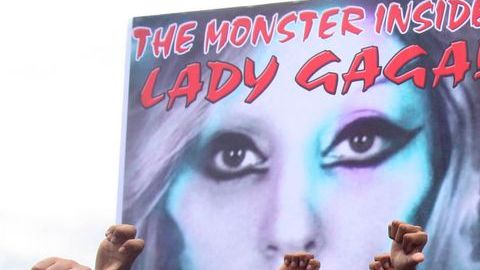 Jóvenes se manifiestan contra concierto de Lady Gaga en Filipinas.