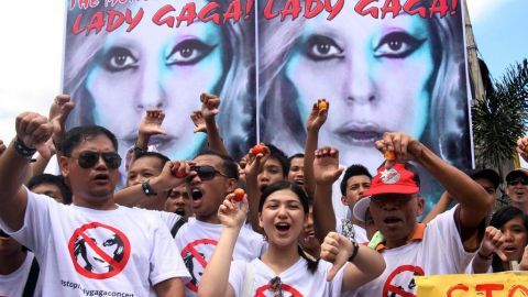 Jóvenes se manifiestan contra concierto de Lady Gaga en Filipinas.