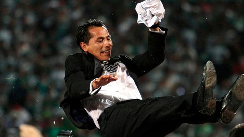 El técnico de Santos Laguna, Benjamín Galindo, es tirado al aire por sus dirigidos tras la conquista del torneo Clausura, tras superar al Monterrey.