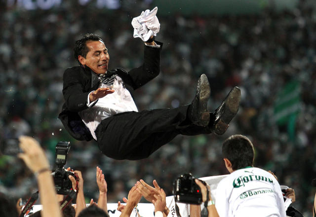 El técnico de Santos Laguna, Benjamín Galindo, es tirado al aire por sus dirigidos tras la conquista del torneo Clausura, tras superar al Monterrey.