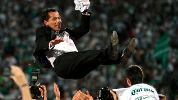 El técnico de Santos Laguna, Benjamín Galindo, es tirado al aire por sus dirigidos tras la conquista del torneo Clausura, tras superar al Monterrey.