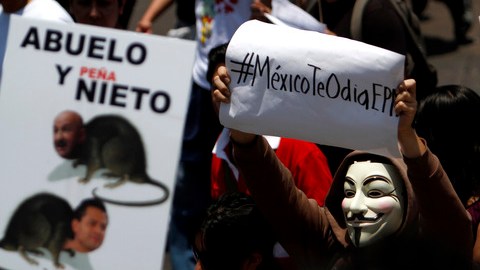 Grupo de manifestantes en contra del candidato presidencial del PRI durante el acto realizado el fin de semana pasado en Ciudad de México.