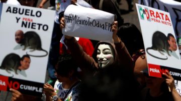 Grupo de manifestantes en contra del candidato presidencial del PRI durante el acto realizado el fin de semana pasado en Ciudad de México.