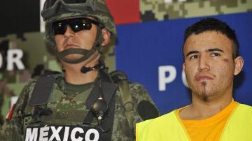Un miembro del ejército  escolta a Daniel Elizondo Ramírez (d), alias "el Loco", en las instalaciones de la Subprocuraduría de Investigación Especializada en Delincuencia Organizada (SIEDO) de Ciudad de México (México).