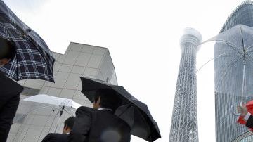 Un grupo de personas camina junto al Tokyo Skytree.