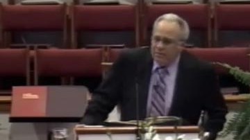 En parte del video se escucha al religioso decir: "He descubierto una manera de librarnos de las lesbianas y los gays. Hay que construir una valla grande y extensa – de entre 100 a 150 millas de largo- y poner todos los gays y lesbianas adentro. Que la verja tenga electricidad para que no puedan salir".