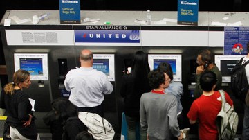 Viajeros hacen fila frente a una oficina de un empresa aérea en el aeropuerto internacional de San Francisco para obtener su pase de abordar.
