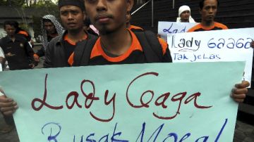 En Indonesia, varios opositores  de Lady Gaga se han manifestado en las calles.