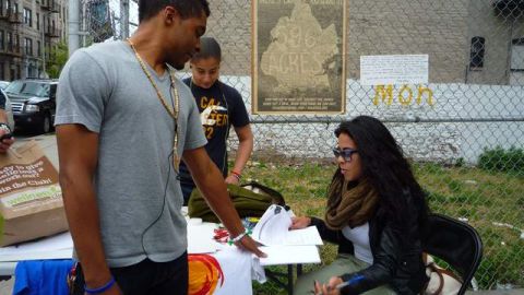 En Williamsburg, Brooklyn, jóvenes de El Puente recolectan firmas para rescatar uno de los lotes vacíos identificados por la organización comunitaria 596 Acres.