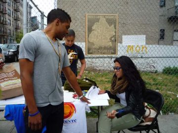 En Williamsburg, Brooklyn, jóvenes de El Puente recolectan firmas para rescatar uno de los lotes vacíos identificados por la organización comunitaria 596 Acres.